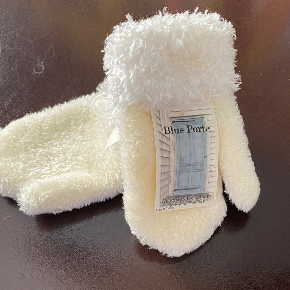 Blue Porte Fuzzy Cream Mittens